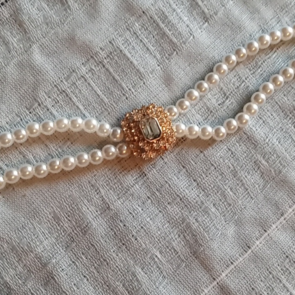 Elegant Gold and White Pearl Necklace - Picture 3 of 4
